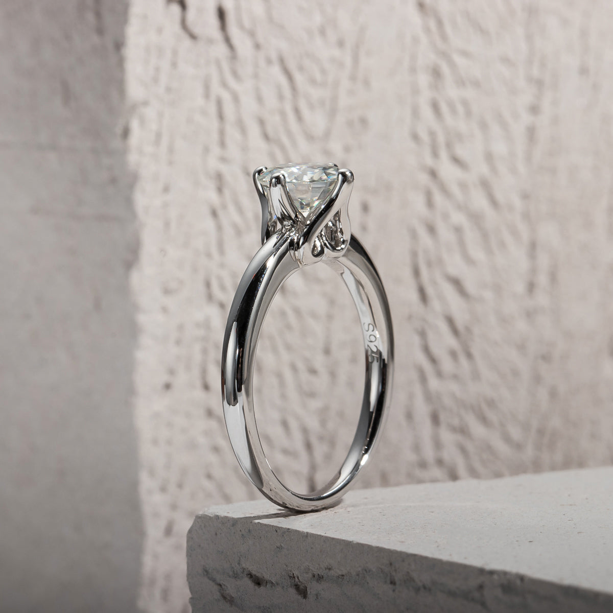 1.0CT Classic Round Cut Moissanite Engagement Ring