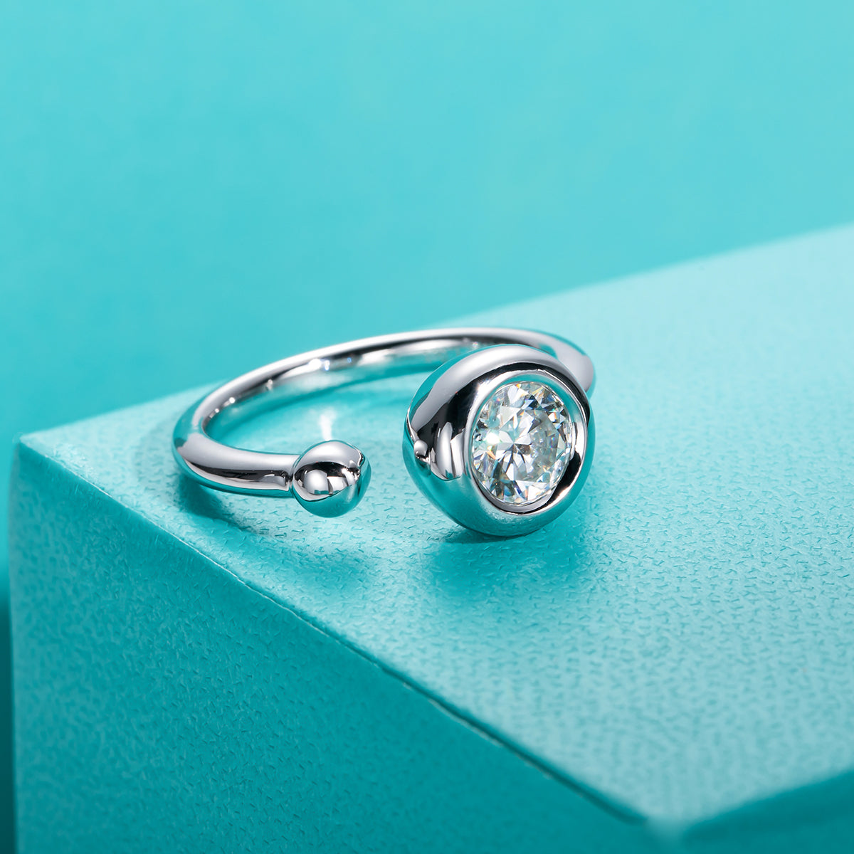 Round Cut Moissanite Solitaire Engagement Ring for Women