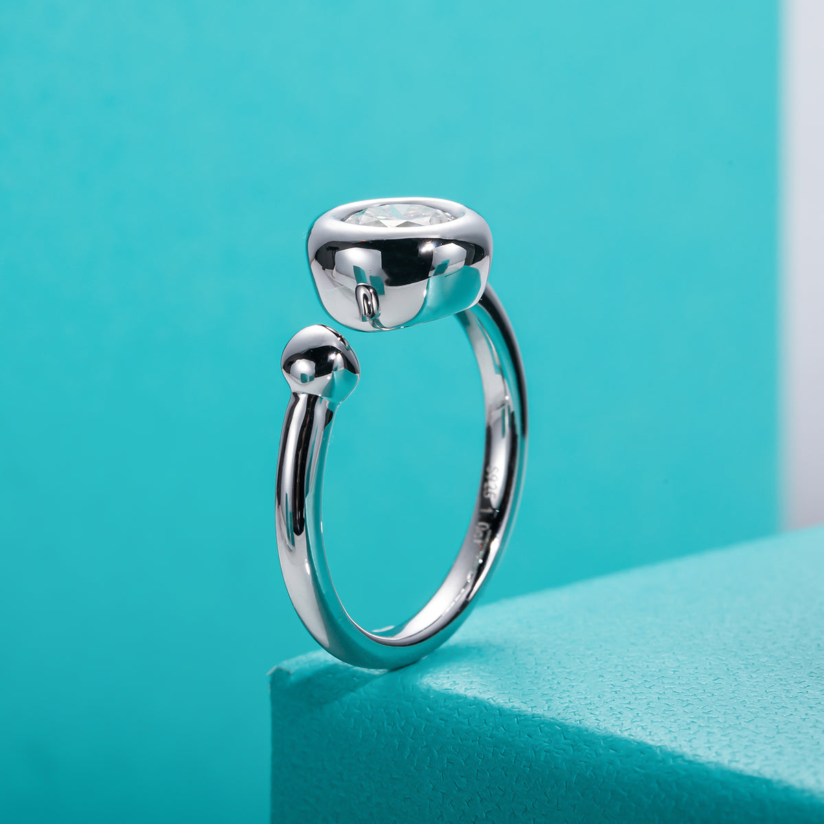 Round Cut Moissanite Solitaire Engagement Ring for Women