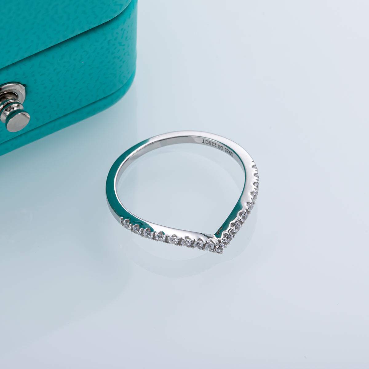 18K Moissanite White Gold Plated V Row Ring